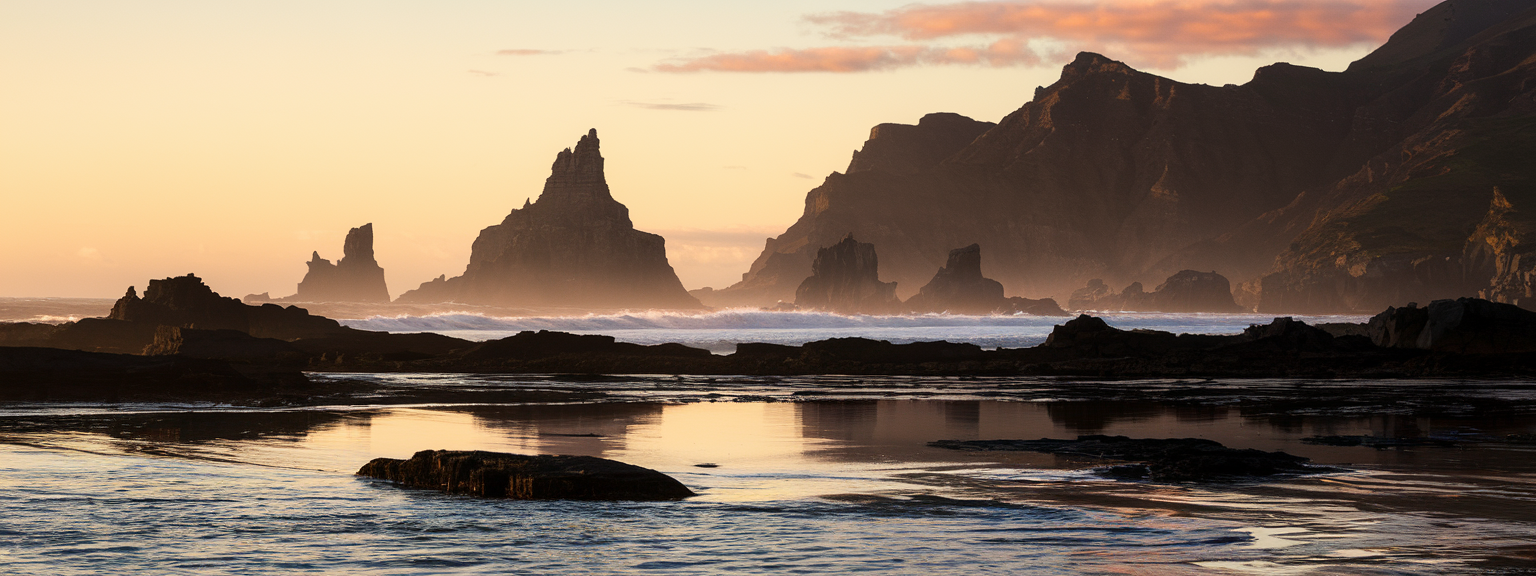 A wide-angle shot of a mountain valley at sunrise, perfectly capturing breathtaking landscapes.
